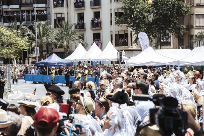 Archivo - Arxiu - Públic assistent a una mascletá dels Fogueres de Sant Joan a la ciutat d'Alacant
