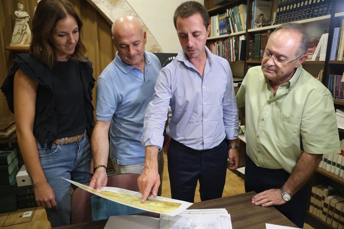 El presidente del Consell, Llorenç Galmés, en una visita al archivo del santuario de Lluc