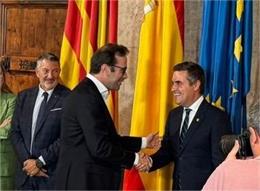 El ministro de Economía, Comercio y Empresa, Carlos Cuerpo, saluda al consejero vasco de Industria, Mikel Jauregi, con motivo del Consejo Interterritorial de Internacionalización en Valencia