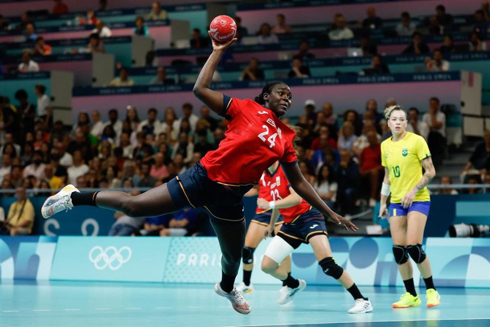Archivo - Lysa Tchaptchet intenta un lanzamiento ante Brasil en los Juegos Olímpicos de París 