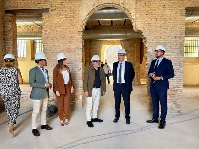 El alcalde de Murcia, José Ballesta, y el artista Jaume Plensa, en la Cárcel Vieja