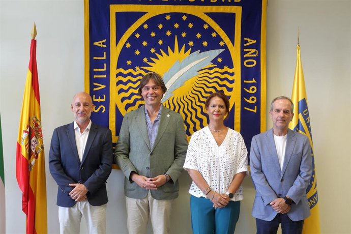 De izquierda a derecha, José Luiz Muñoz (Fundación LAMBE), el rector Francisco Oliva, la presidenta de LABME Sol Barbado, y el director general de Políticas Sociales de la UPO, Raúl Álvarez.