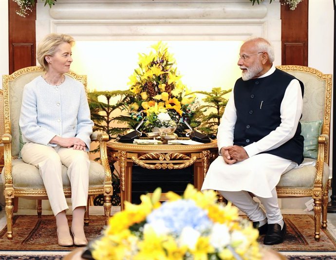 Archivo - HANDOUT - 28 de fevereiro de 2025, Índia, Nova Délhi: o primeiro-ministro indiano Narendra Modi (à direita) cumprimenta a presidente da Comissão Europeia, Ursula von der Leyen, durante reunião em Nova Délhi. Foto: -/Ministério das Relações Exter
