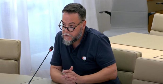 El diputado de UP José María García interviene en la Comisió de Asuntos Institucionales y Generales del Parlament.