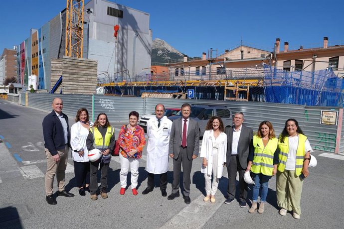 El consejero vasco de Salud visita las obras del nuevo hospital de Alto Deba.