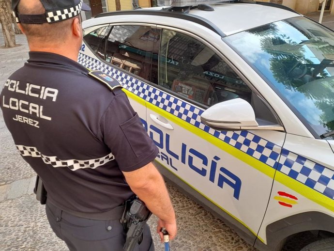 Archivo - Arquivo - Um policial da polícia local de Jerez de la Frontera ao lado de seu veículo, em uma foto de arquivo.