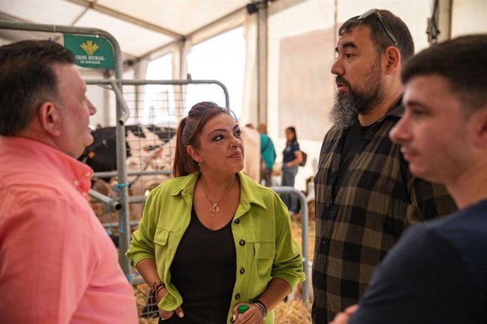 La portavoz de Vox en la Junta General del Principado, Carolina López con ganaderos en Villaviciosa.