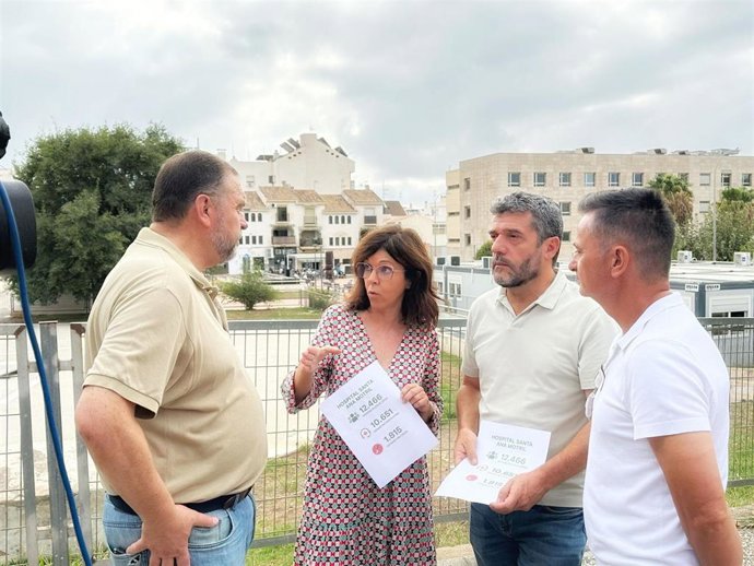La parlamentaria socialista María Ángeles Prieto con el secretario general del PSOE de Motril, Francisco Sánchez-Cantalejo, a su izquierda en la imagen