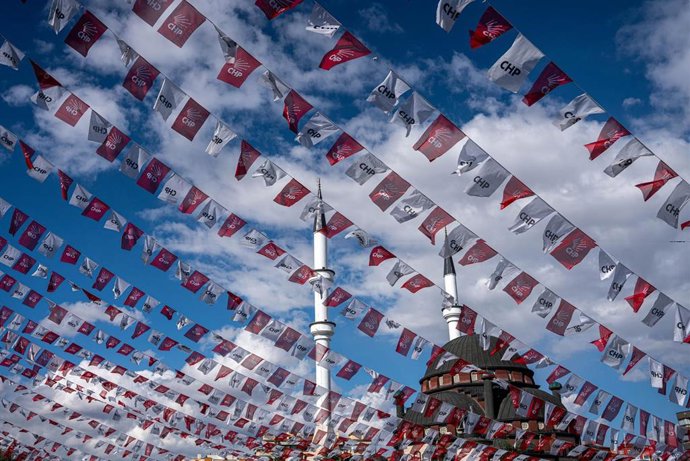 Archivo - Banderas del opositor Partido Republicano del Pueblo (CHP)