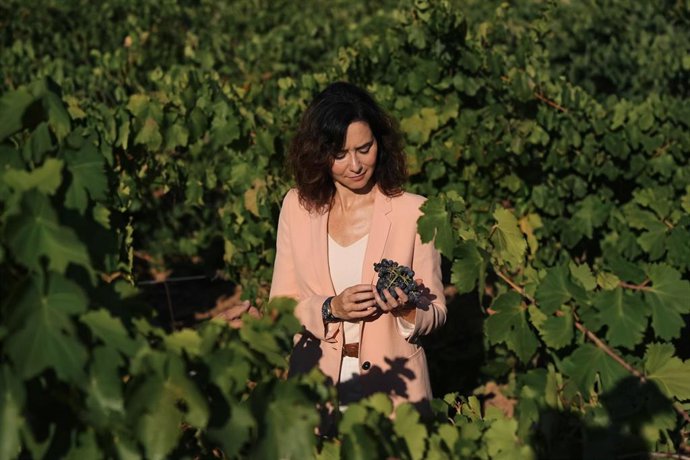 La presidenta de la Comunidad de Madrid, Isabel Díaz Ayuso, esta mañana en Alcalá de Henares, en la finca El Encín del Instituto Madrileño de Investigación y Desarrollo Rural, Agrario y Alimentario (IMIDRA)