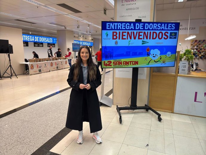 Archivo - La concejala Ana Núñez en la zona de recogida de dorsales de la pasada edición de la Carrera de San Antón.