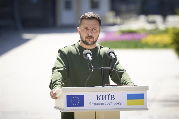Archivo - May 9, 2024, Kiev, Kyiv Oblast, Ukraine: Ukrainian President Volodymyr Zelenskyy listens to a question during a joint press conference with European Parliament President Roberta Metsola on Constitution Square, May 9, 2024, in Kyiv, Ukraine.