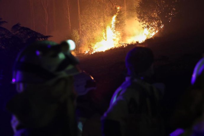 Bomberos trabajan en labores de extinción y control del fuego en la aldea de Rexa, a 15 de septiembre de 2024, en Barreiros, Lugo, Galicia (España). 