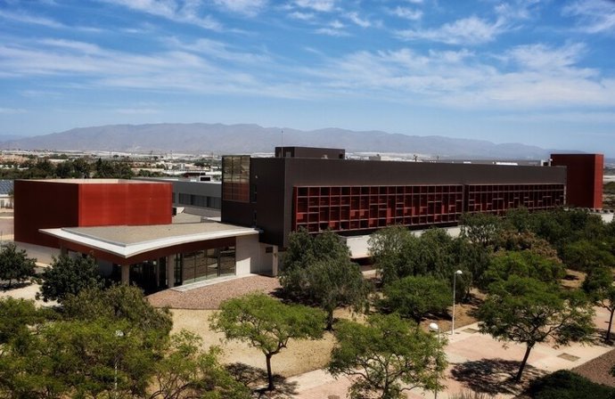 Edificio de la Facultad de Ciencias de la Salud en el campus de la Universidad de Almería.