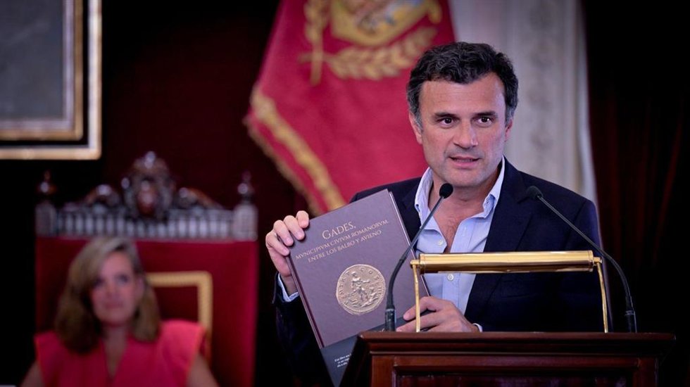 El alcalde de Cádiz, Bruno García, presentando la publicación 'Gades, Municipium Civium Romanorum. Entre los Balbo y Avieno', una monografía sobre la Gades romana.