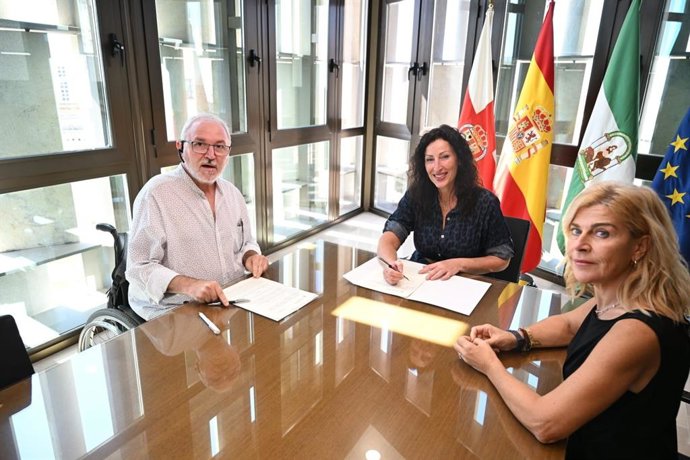 La alcaldesa de Almería, María del Mar Vázquez, junto al presidente de Verdiblanca, Antonio Sánchez de Amo, durante la firma de uno de los convenios de colaboración.