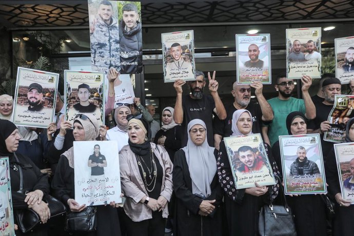 16 de setembro de 2025, Nablus, Cisjordânia, Palestina: Famílias de prisioneiros palestinos seguram retratos de seus parentes detidos durante uma manifestação de solidariedade na cidade de Nablus, no norte da Cisjordânia ocupada. Os palestinos realizaram 