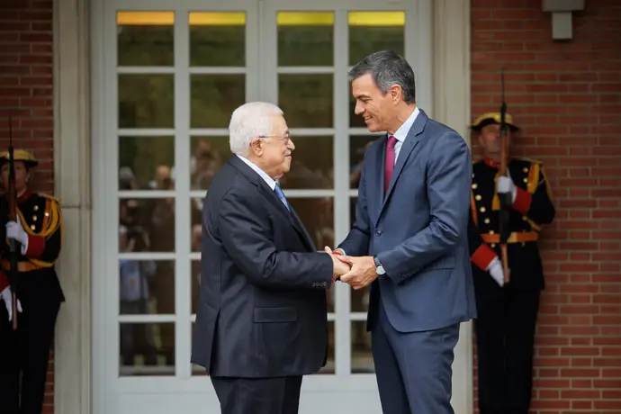 El presidente del Gobierno, Pedro Sánchez, saluda al presidente del Estado de Palestina, Mahmud Abás, en el Palacio de La Moncloa