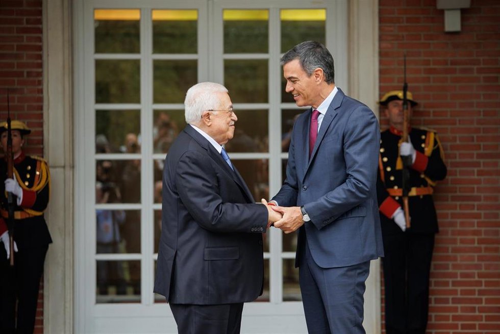 Archivo - El presidente del Gobierno, Pedro Sánchez (d), saluda al presidente del Estado de Palestina, Mahmud Abás (i), en el Palacio de La Moncloa, a 19 de septiembre de 2024