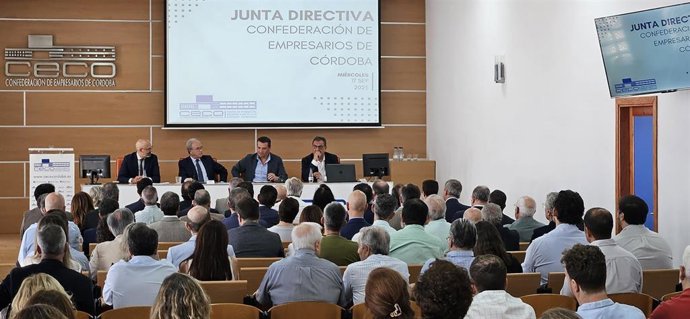 Reunión de la junta directiva de CECO celebrada con la asistencia del alcalde Córdoba.