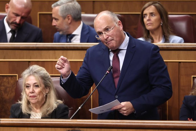 El portavoz del PP en el Congreso, Miguel Tellado, interviene  durante una sesión de control al Gobierno en el Congreso de los Diputados, a 17 de septiembre de 2025, en Madrid (España).