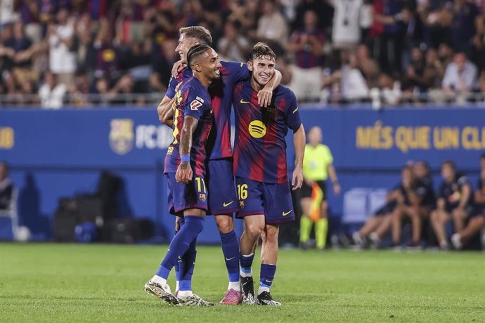 Los jugadores del FC Barcelona Robert Lewandowski, Fermín López y Raphinha celebrando uno de los goles frente al Valencia CF.