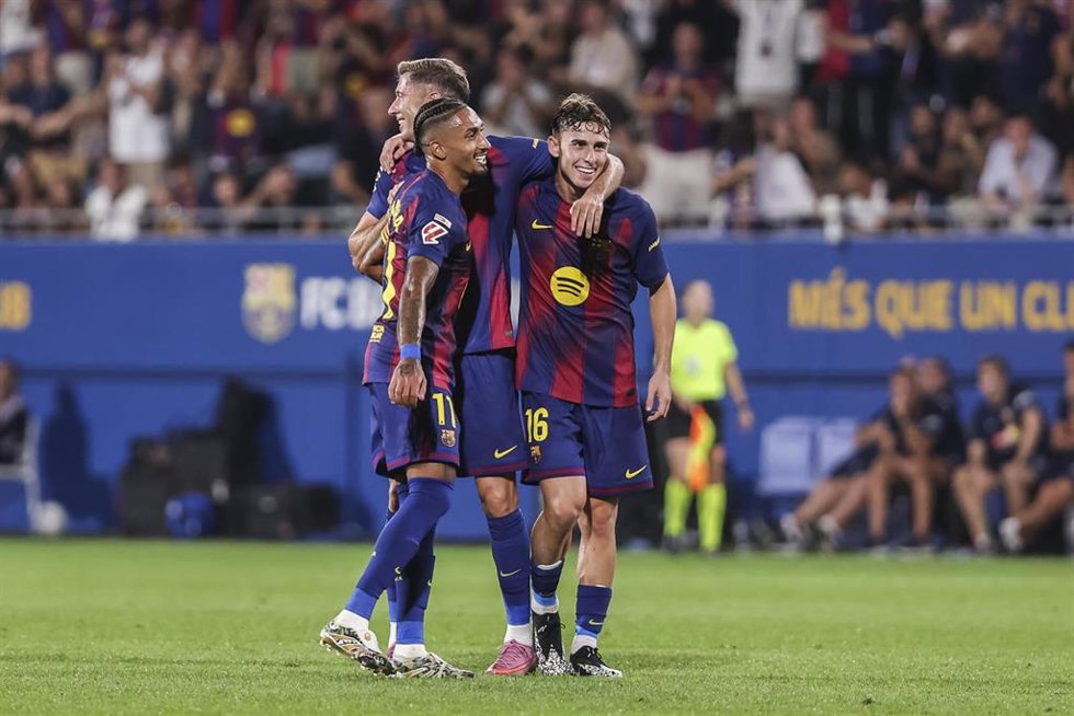 Los jugadores del FC Barcelona Robert Lewandowski, Fermín López y Raphinha celebrando uno de los goles frente al Valencia CF.