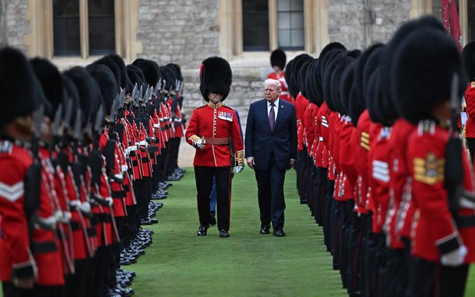 O presidente dos EUA, Donald Trump, passa em revista a guarda de honra durante a cerimônia de boas-vindas no Castelo de Windsor, como parte de sua visita de Estado ao Reino Unido.