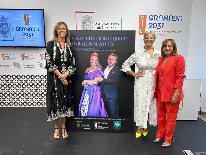 Presentación del concierto lírico especialmente dedicado a mayores con, de izquierda a derecha en la imagen, Poli Servián, de la Fundación Caja Rural Granada, la soprano Mariola Cantarero, y la edil de Política Social, Amparo Arrabal