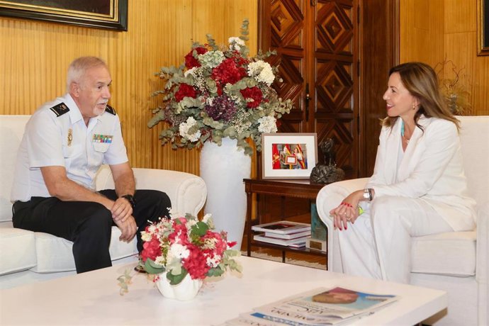 El jefe superior de la Policía Nacional en Aragón, Florentino Martín Gala, con la alcaldesa de Zaragoza, Natalia Chueca