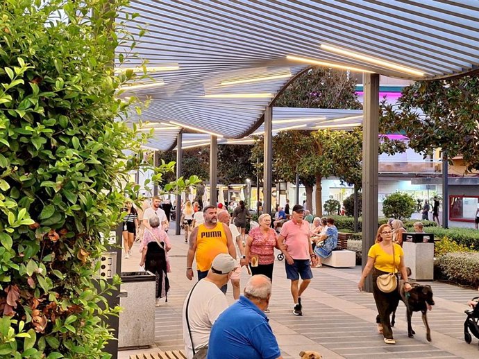Vecinos y turistas pasean por la plaza Costa del Sol, en el centro urbano de Torremolinos.