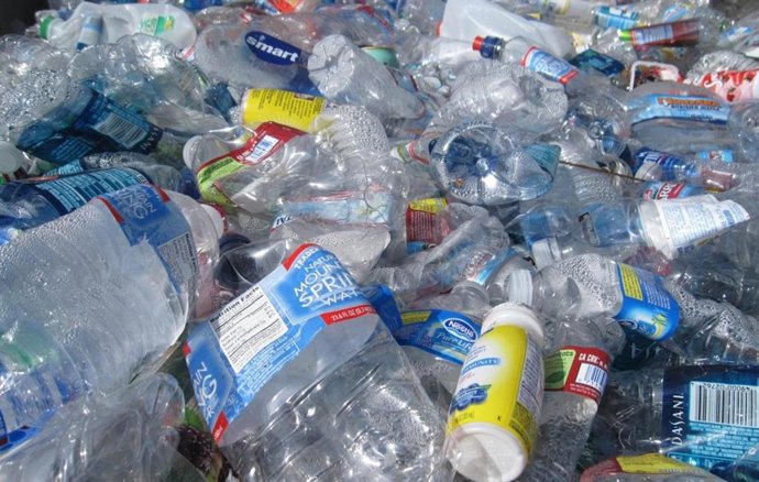 Uno de los mayores obstáculos en el reciclaje de plásticos siempre ha sido la necesidad de clasificar meticulosamente los residuos plásticos por tipo