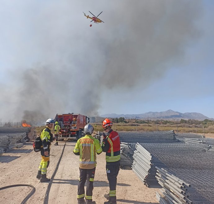 Controlado un incendio forestal en Fontcalent, en término municipal de Alicante, que había obligado al desalojo de 25 personas