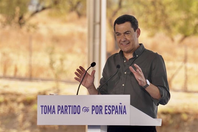 El presidente de la Junta de Andalucía, Juanma Moreno, durante el acto de inicio del curso político del PP andaluz en Alhaurín el Grande, a 12 de septiembre de 2025 en Málaga (Andalucía, España). (Foto de archivo).