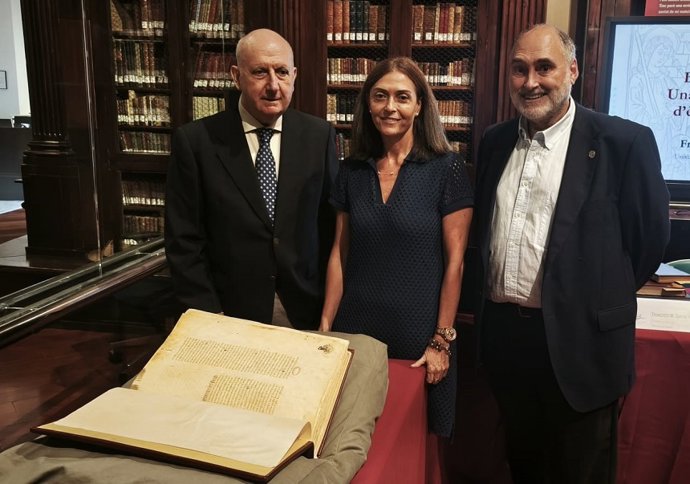 Presentación de la investigación de la miscelánea jurídica con versiones de los Fueros del Reino de València de los siglos XV y XVI. De izquierda a derecha: Francisco Gimeno, Cristina Tomás y Carlos Hermenegildo.