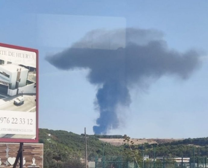 Humo generado por el incendio declarado en el PTR López Soriano.