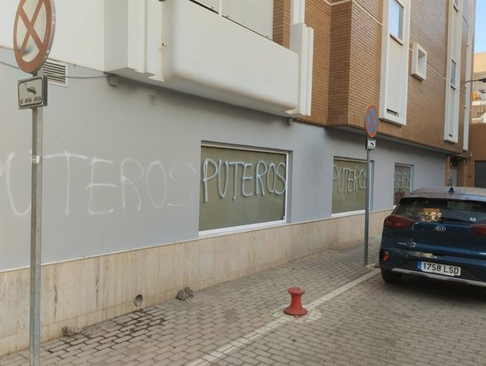 Pintadas en la sede del PSOE de El Ejido (Almería).