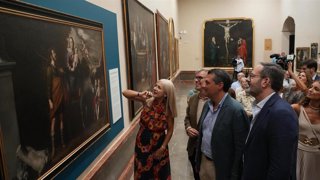 Del Pozo (izda.) contempla, junto a Bellido (dcha., centro) y otras autoridades, el cuadro de Antonio del Castillo ahora incorporado al Bellas Artes de Córdoba.