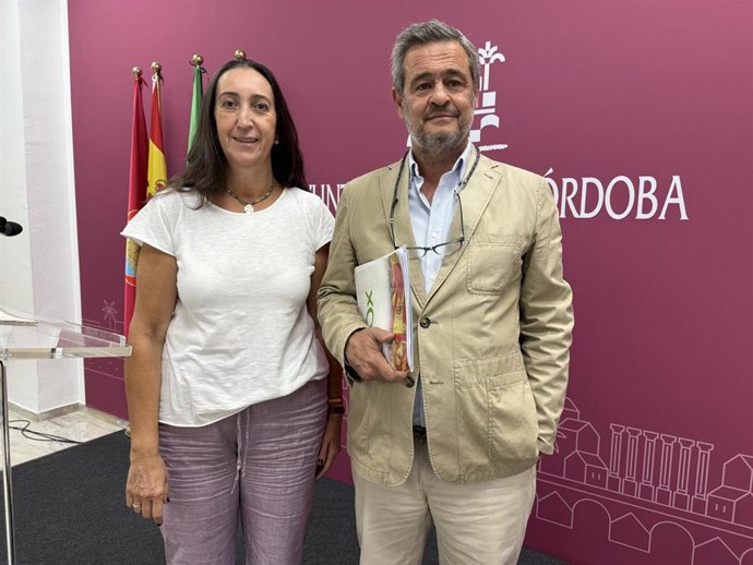 La portavoz de Vox en el Ayuntamiento de Córdoba, Paula Badanelli, y el responsable jurídico provincial de Vox, Miguel Gómez de la Rosa.