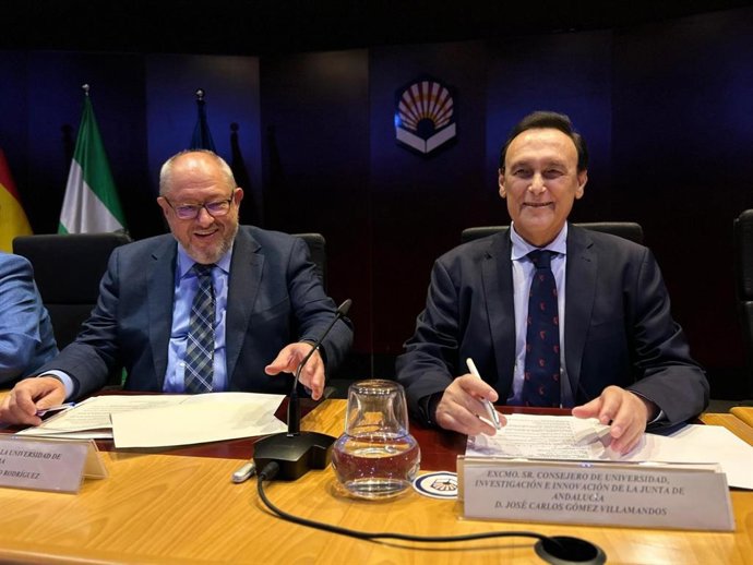 Villamandos (dcha.), junto al rector de la UCO, Manuel Torralbo, en la inauguración del XXIII Congreso de la Confederación Estatal de Asociaciones de los Programas Universitarios de Mayores.