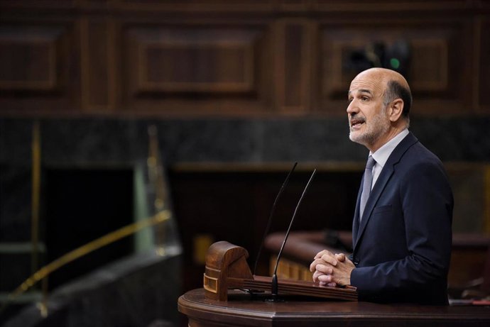 Archivo - El diputado de UPN Alberto Catalán interviene durante una sesión plenaria, a 28 de mayo de 2025, en Madrid (España). 