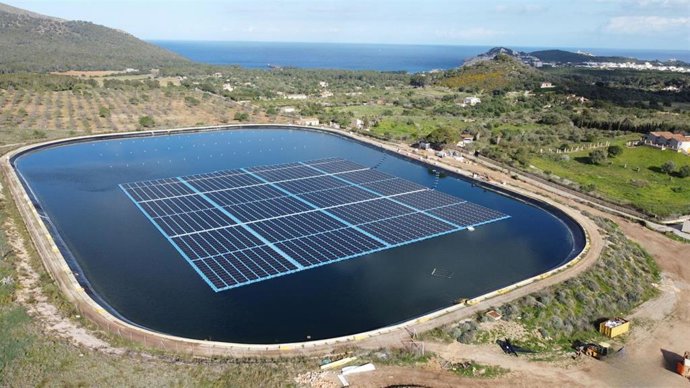 Placas fotovoltaicas en una zona de regadío.