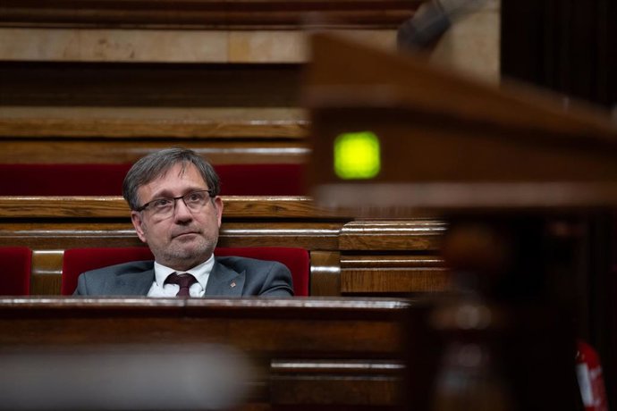 Archivo - El conseller de Política Lingüística, Francesc Xavier Vila, durante una sesión plenaria en el Parlament de Catalunya, a 28 de enero de 2025, en Barcelona, Catalunya (España)