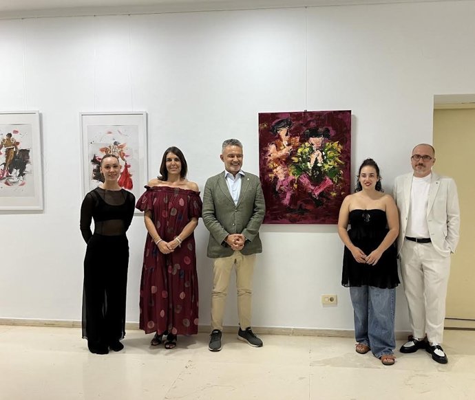 La sala de exposiciones del Ayuntamiento acoge la muestra RE-POSO, "un diálogo artístico entre tauromaquia y vino"
