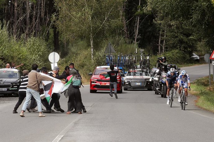 Ativistas pró-palestinos tentam bloquear a estrada durante a 15ª etapa da Vuelta Ciclista a España, em 7 de setembro de 2025, em Vegadeo (Astúrias). O fato ocorre durante a 15ª etapa da Vuelta Ciclista a España sob o slogan "Fora Israel da Volta Cicli