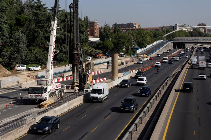 Archivo - Archivo.- Varios vehículos circulan por las obras de Parque Ventas