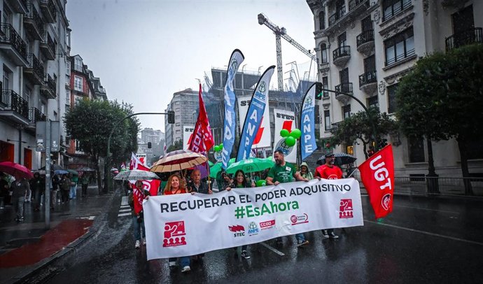 Decenas de personas durante una manifestación frente a la Consejería de Educación cántabra, a 8 de septiembre de 2025, en Santander, Cantabria (España).