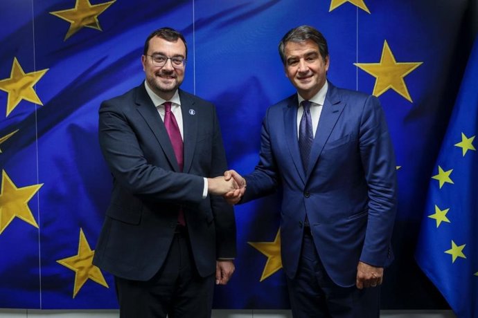 El presidente del Principado, Adrián Barbón y el vicepresidente y comisario europeo de Cohesión y Reformas, Raffaele Fitto.
