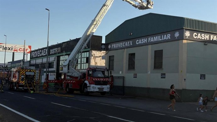 Un camión de bomberos interviene en el incendio declarado en las instalaciones de Provecaex en Cáceres.