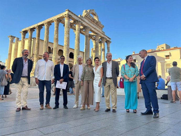 Autoridades en el acto central conmemorativo por los 25 años del IAM en el Templo de Diana de Mérida.